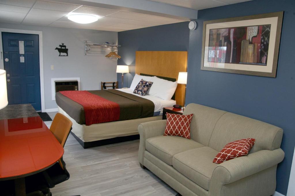 SpencerにあるSouth T Motelのベッドとソファ付きのホテルルーム