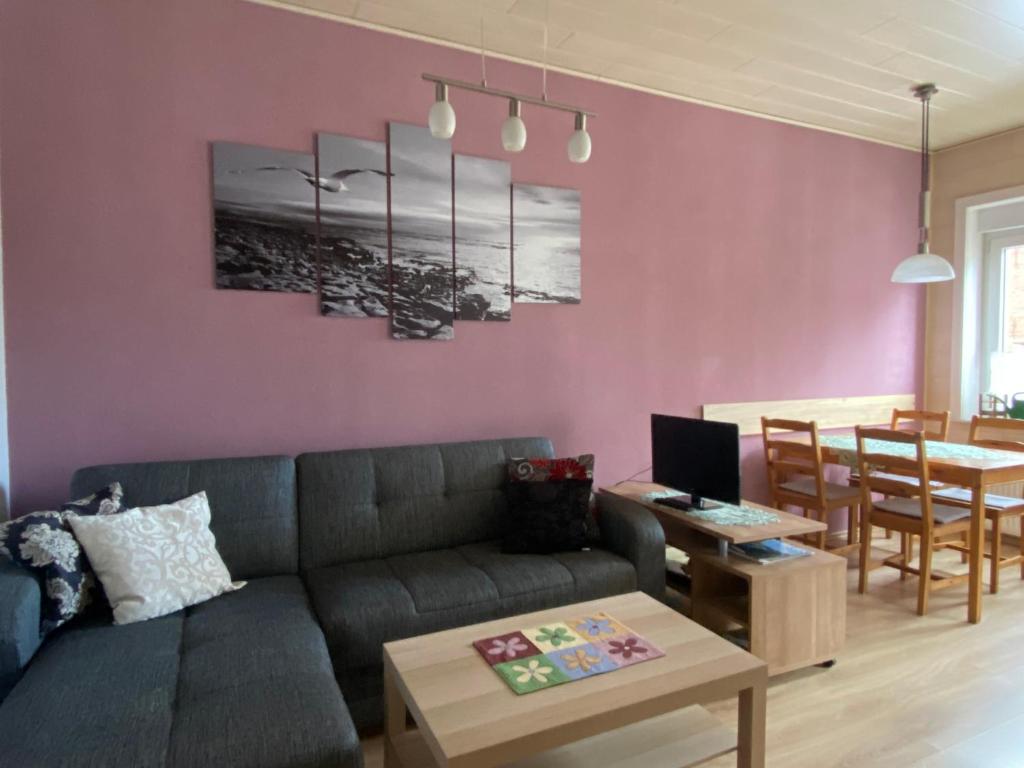 una sala de estar con un sofá y una mesa en Haus Merten, en Arnstadt