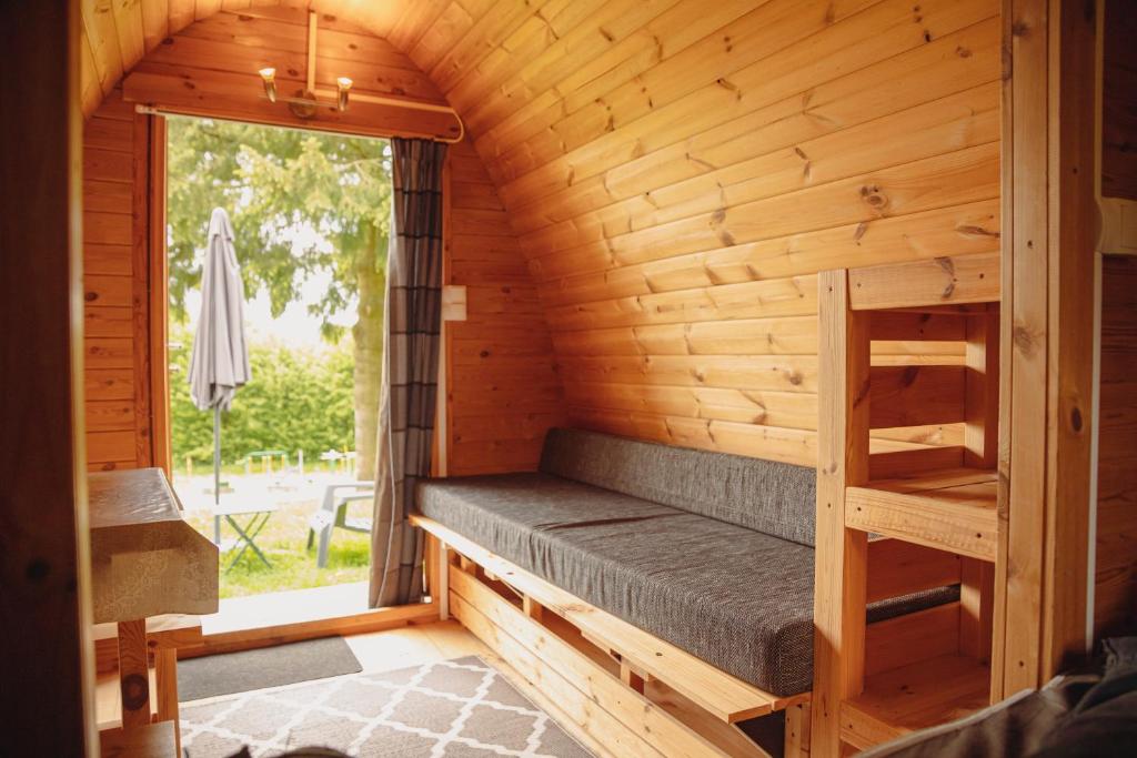 Postel nebo postele na pokoji v ubytování Camping Le Pommier Rustique