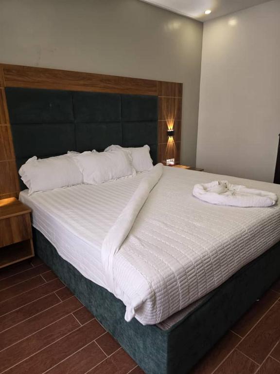 Postel nebo postele na pokoji v ubytování Jikoni Hotel