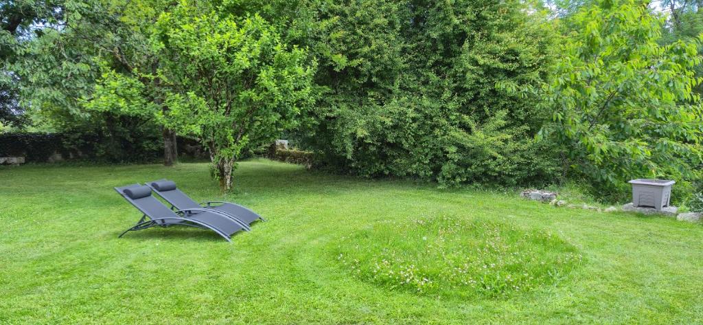 Κήπος έξω από το Au Clair de Vianne -Vue panoramique-chambres indépendantes- Chambre Romance avec jardin et jacuzzi privatifs-calme