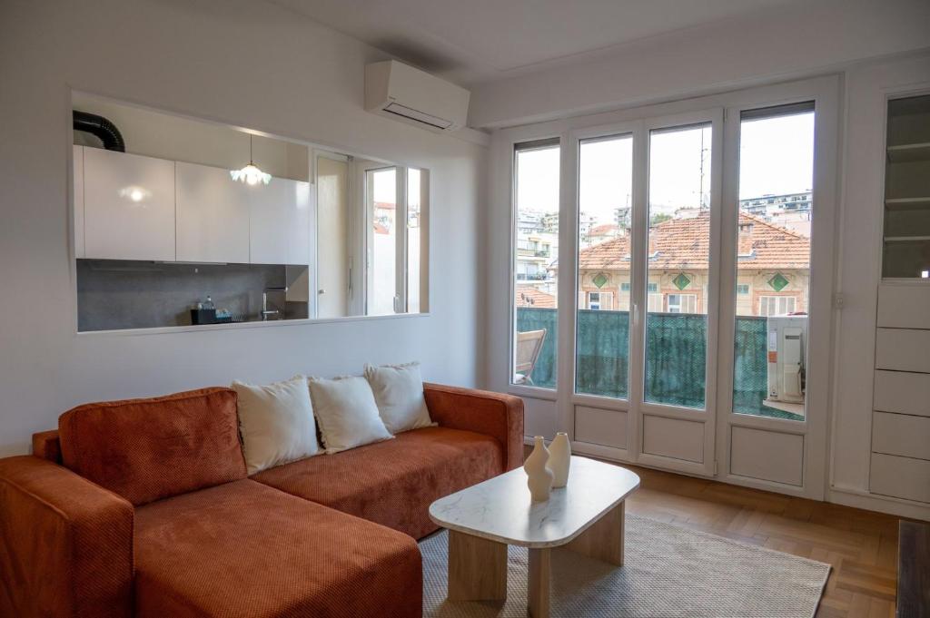 un salon avec un canapé et une table dans l'établissement GuestReady - Modern comfort near Nice market, à Nice