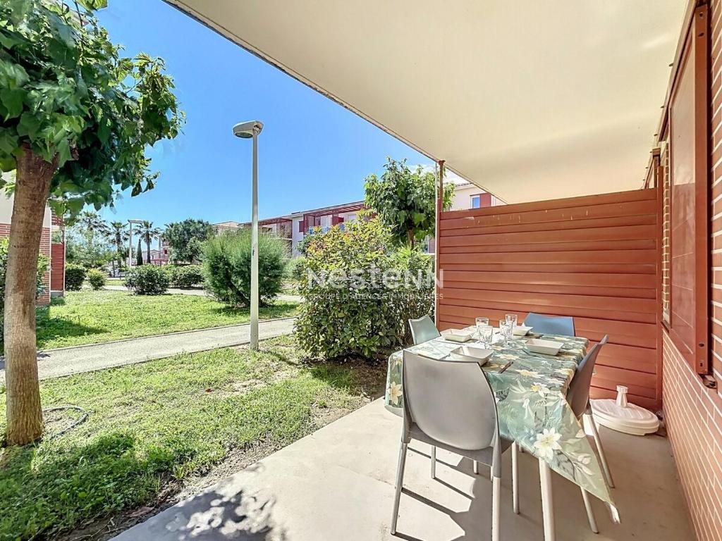 une table et des chaises assises sur une terrasse dans l'établissement 3257-T2 dans une résidence avec piscine, à Argelès-sur-Mer