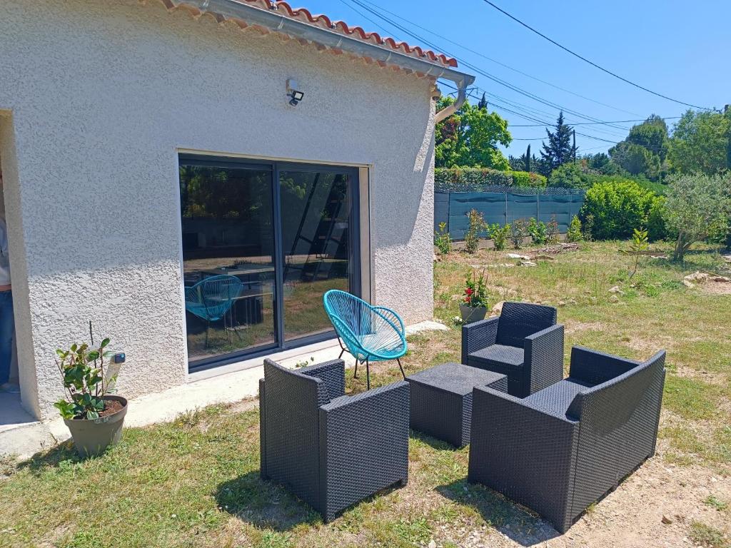 une chaise bleue assise devant une maison dans l'établissement Studio familial avec terrasse et parking à proximité de la gare TGV Aix-en Provence, à Cabriès