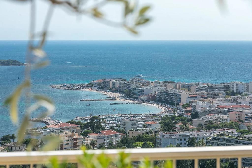 - une vue sur la ville, la plage et l'océan dans l'établissement REF 1969 - Cannes - Penthouse with panoramic sea view for rent, à Cannes