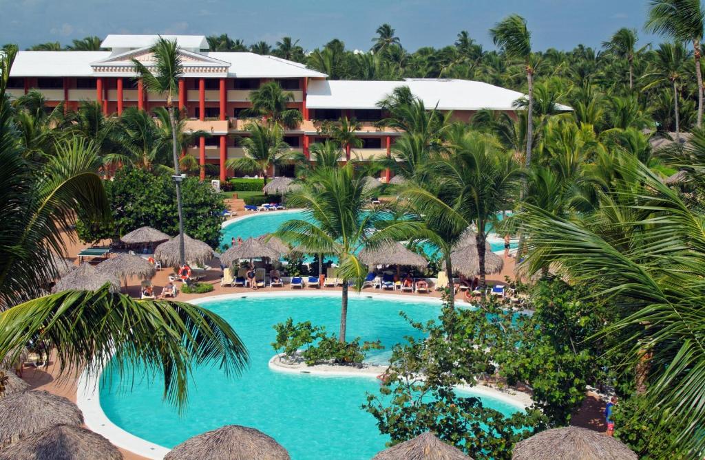 uma vista aérea de um resort com uma piscina em Iberostar Punta Cana em Punta Cana