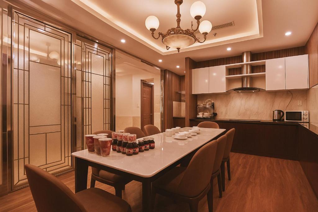Kuchyň nebo kuchyňský kout v ubytování Mercury Apartment Danang