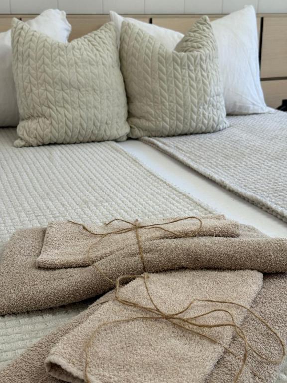 ヴァルナ・シティにあるDayanas Suiteのベッド1台(枕2つ、毛布2枚付)