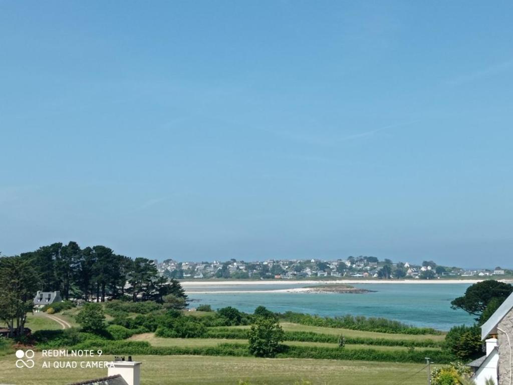 une vue sur l'océan depuis une maison dans l'établissement Villa avec terrasse à 400m de la mer à Pleumeur-Bodou - FR-1-368-400, à Pleumeur-Bodou