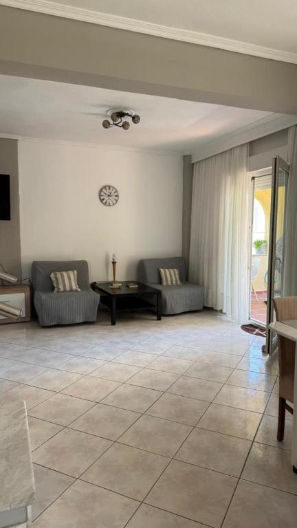 salon z kanapami i stołem w obiekcie Pavlina w mieście Kallithea