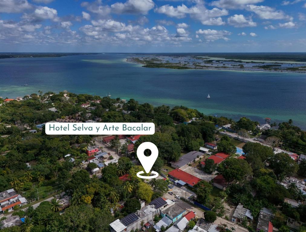 Vue aérienne d'une île dans une masse d'eau dans l'établissement Hotel Casa Selva y Arte Bacalar -Gratis Renta Bicicletas, à Bacalar
