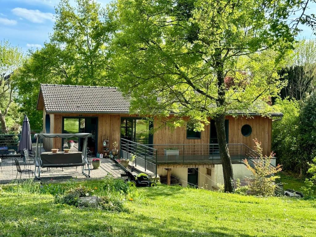 Κήπος έξω από το Seine Riverside Getaway Ideal for Families near Paris