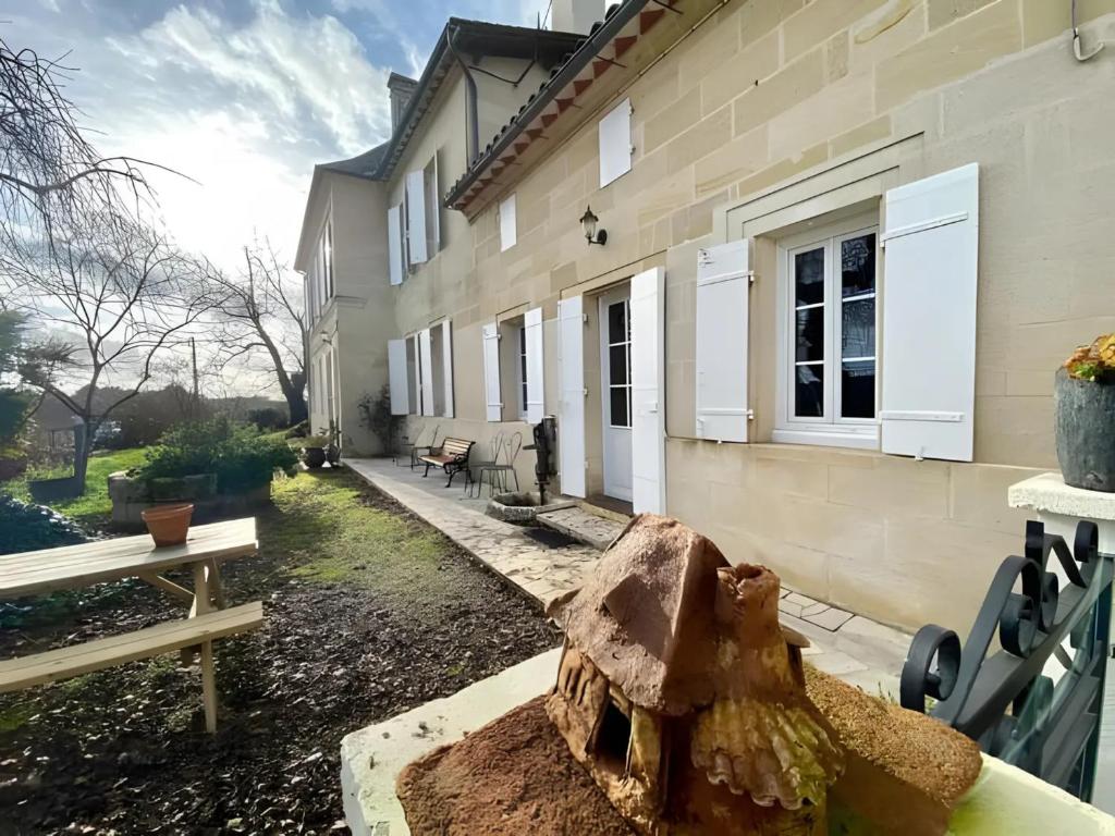 une maison avec un jardin devant dans l'établissement Chateau Colette, à Sainte-Christophe-de-Double