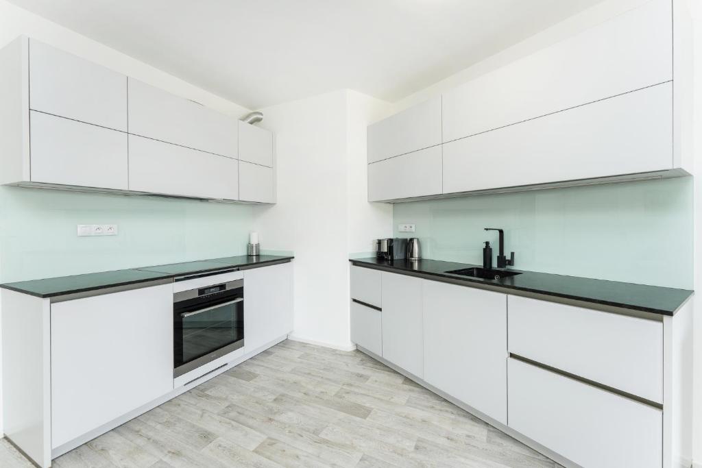 Kuchyň nebo kuchyňský kout v ubytování Palm Garden Apartment 2