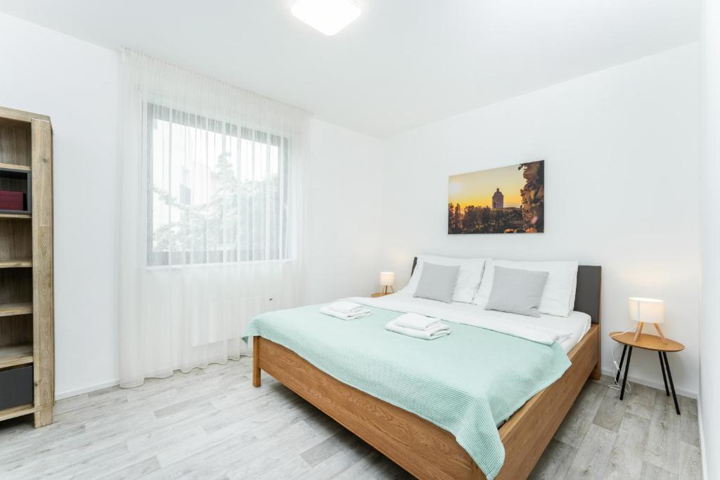 Postel nebo postele na pokoji v ubytování Palm Garden Apartment 2