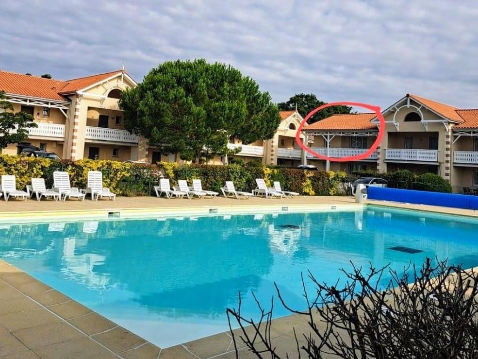 una gran piscina frente a un resort en Appt T4 Résidence Le Cordouan 3 étoiles côté Piscine, en Soulac-sur-Mer