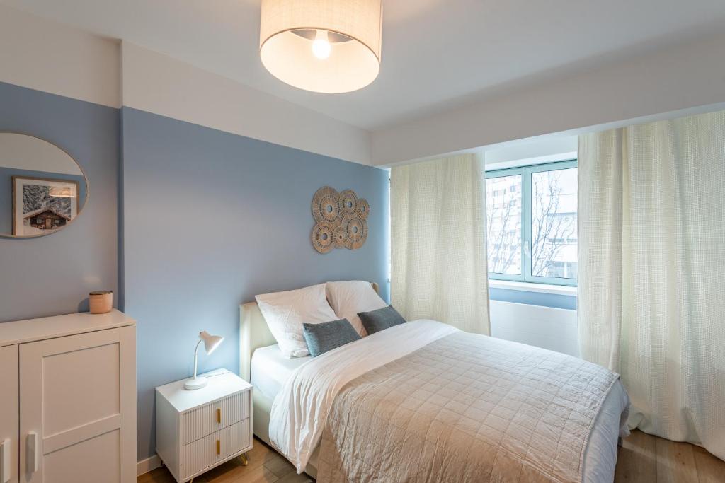 安纳马斯M109 Marquer Studio cozy proche du centre et de la gare的蓝色的卧室设有床和窗户