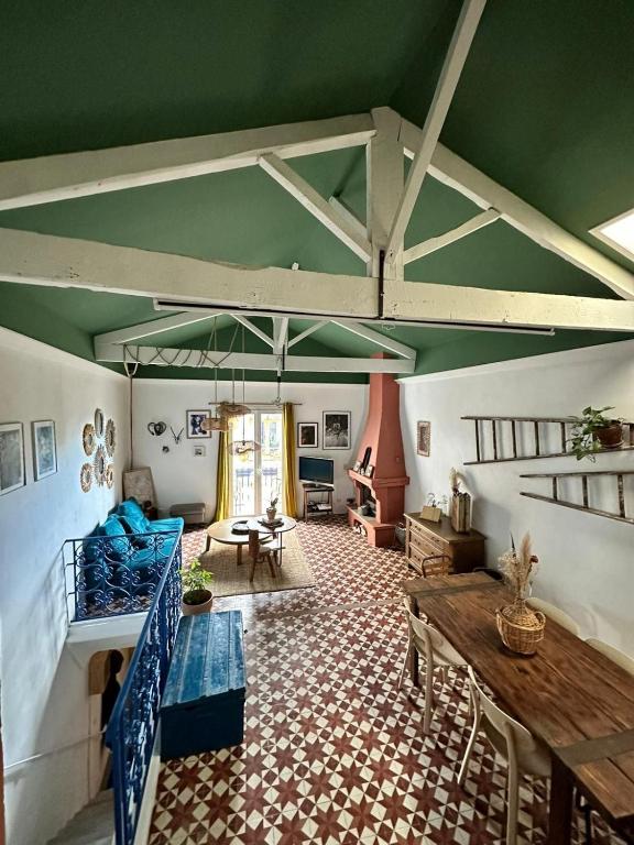 un salon avec un lit et une table dans l'établissement Atypical village house in Vence, à Vence