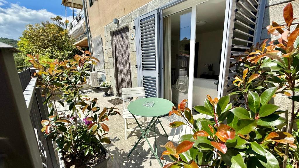 a balcony with plants and a table on a house at Arsi House in Diano Castello