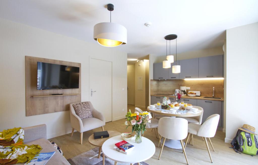 Кухня или мини-кухня в Appart'Hôtel Prestige Odalys L'Eclose
