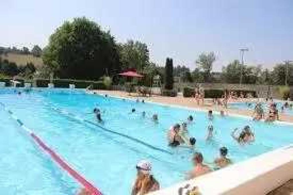 Bazén v ubytování Camping de Charlieu - Mobile home nebo v jeho okolí