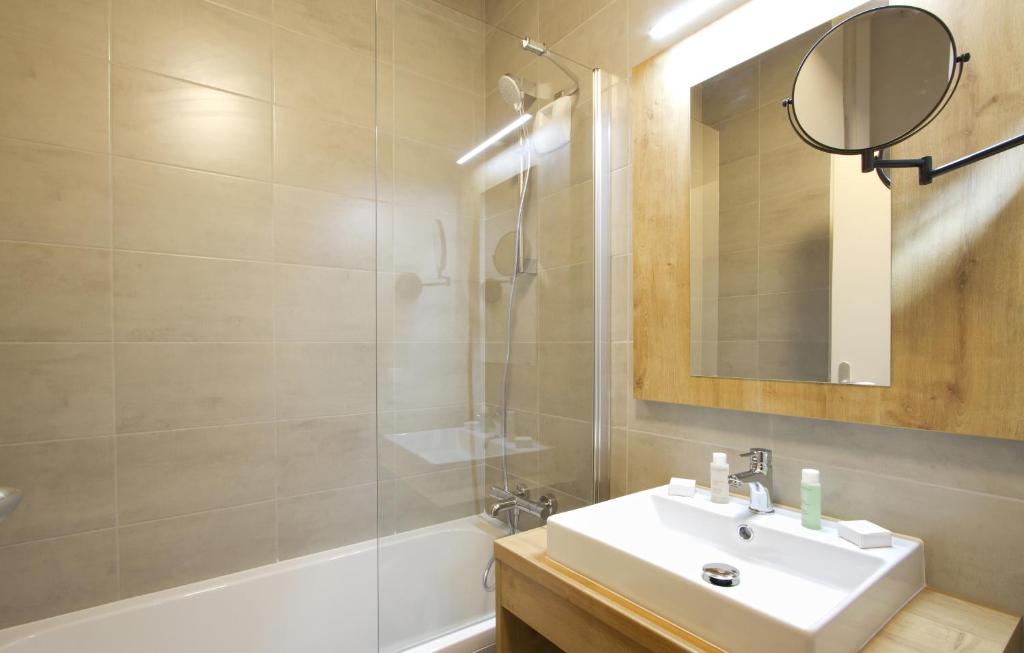 Ванная комната в Appart'Hôtel Prestige Odalys L'Eclose
