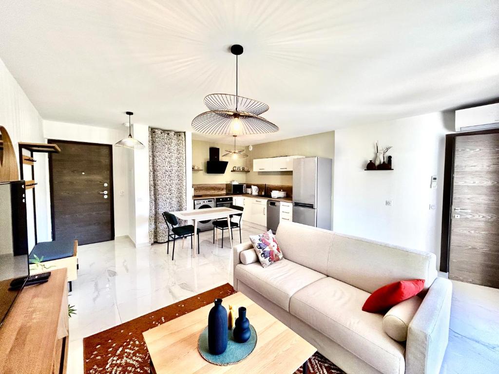 un salon avec un canapé et une table dans l'établissement Les jardins de Piale 