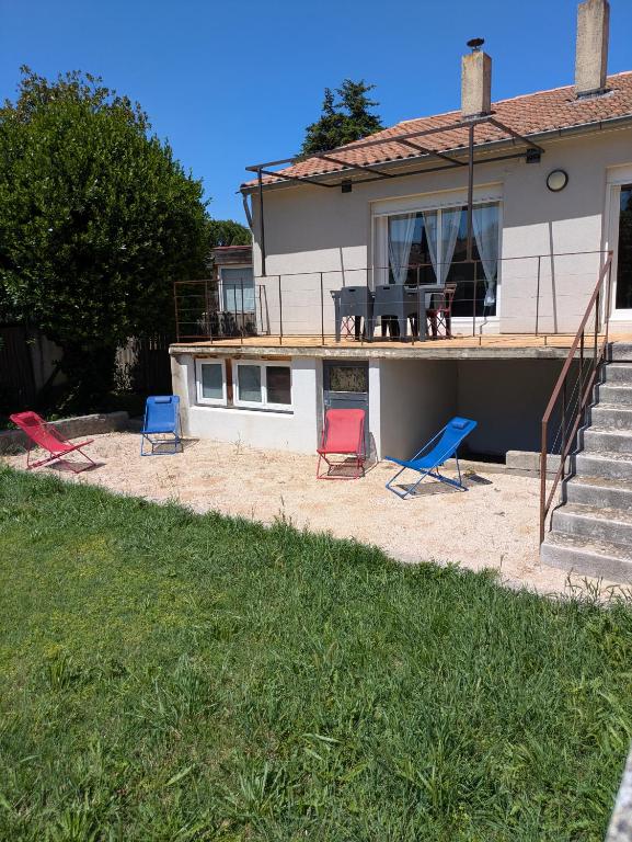 un groupe de chaises devant une maison dans l'établissement Millerand maison climatisation 3 chambres jardin et stationnement proche intra muros, à Avignon