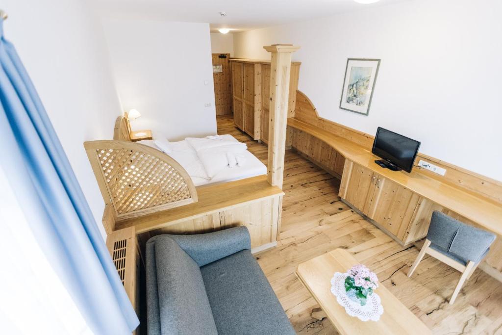 Televízia a/alebo spoločenská miestnosť v ubytovaní Hotel Tenz