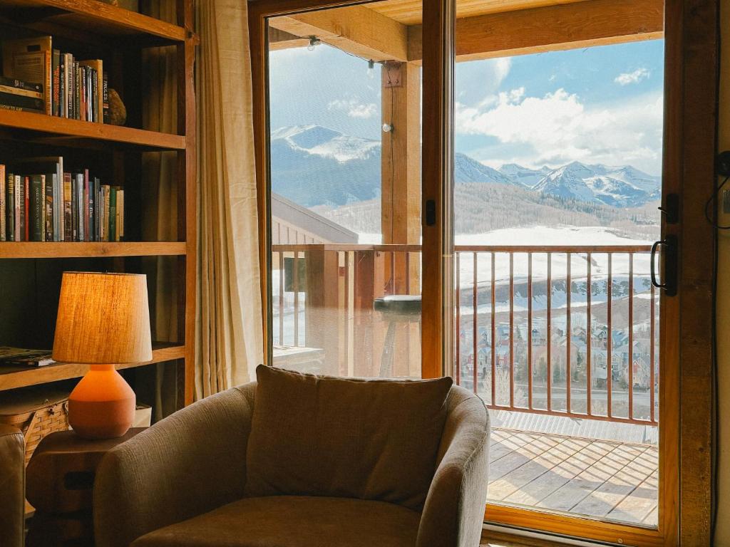 クレスティド・ビュートにある3BR Mountain Condo at the Trailhead with Huge Viewsのリビングルーム(椅子、大きな窓付)
