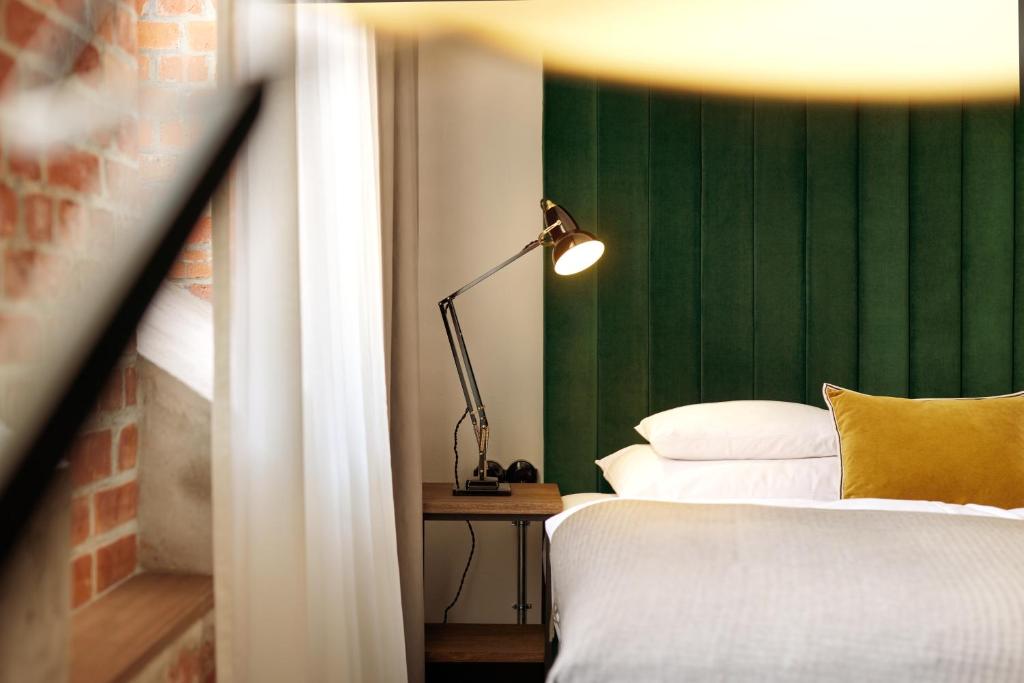 Postel nebo postele na pokoji v ubytování Gastwerk Hotel Hamburg