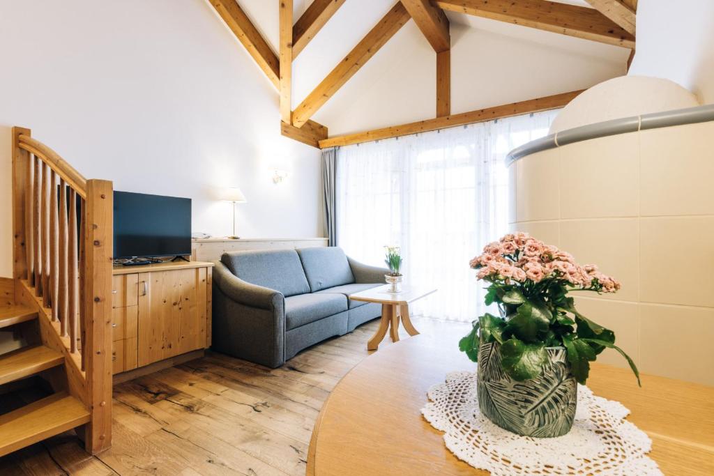 Televízia a/alebo spoločenská miestnosť v ubytovaní Hotel Tenz