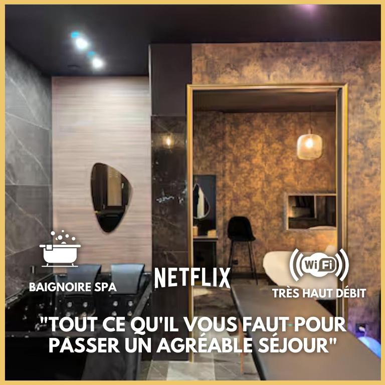 un panneau pour une chambre d'hôtel avec un miroir dans l'établissement love Room claire 1, à Lyon