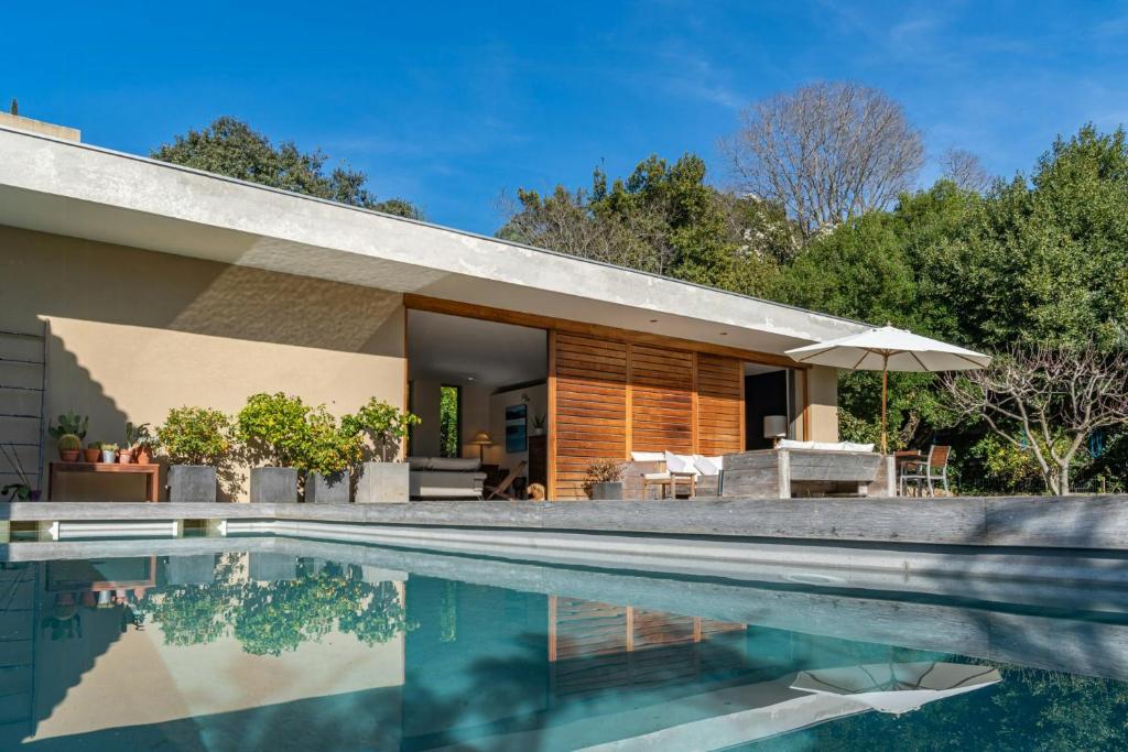 ein Haus mit einem Swimmingpool davor in der Unterkunft Provencal Villa Near Montpellier in Castelnau-le-Lez