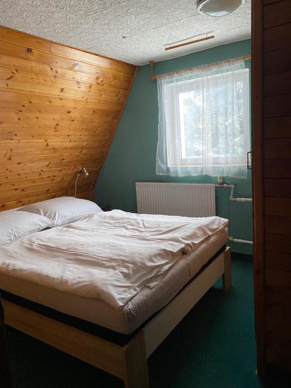 Postel nebo postele na pokoji v ubytování Horská chata LADA