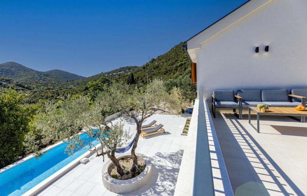 En generel udsigt til bjerge eller udsigt til bjerge taget fra villaen