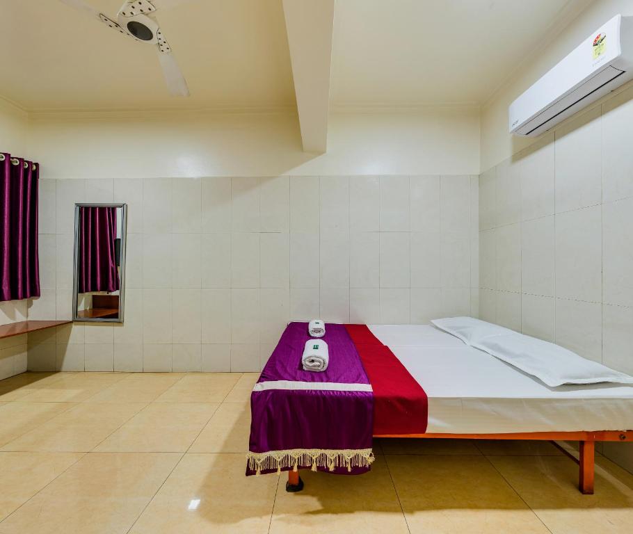 Postel nebo postele na pokoji v ubytování Prakash Regency, Satara