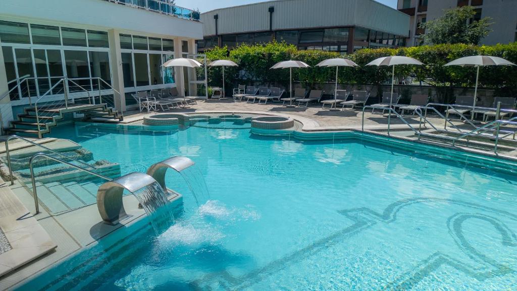 Bazén v ubytování Hotel Terme Formentin nebo v jeho okolí