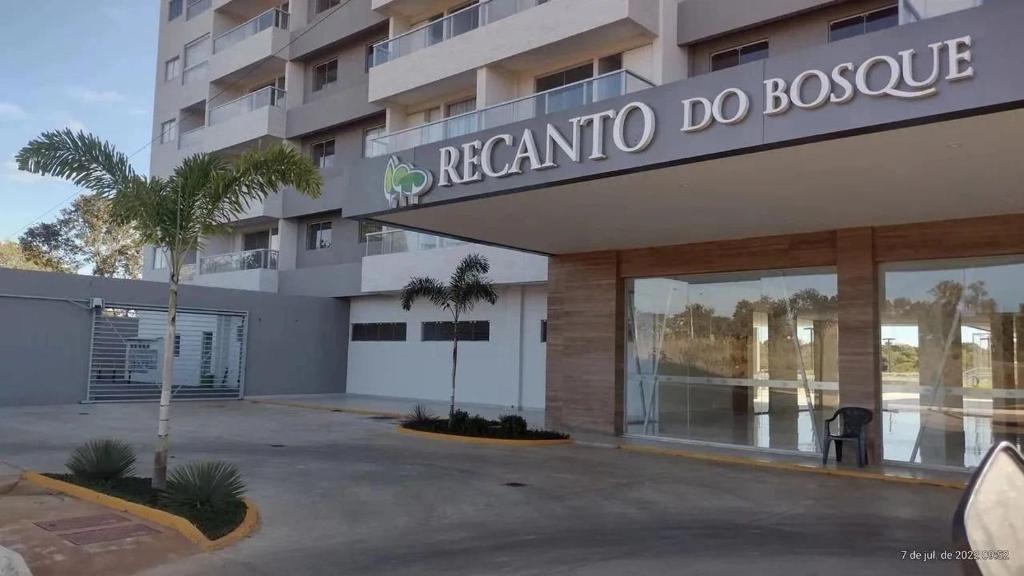 a building with a sign for a restaurant do bosure at Apartamentos Recanto do Bosque in Caldas Novas