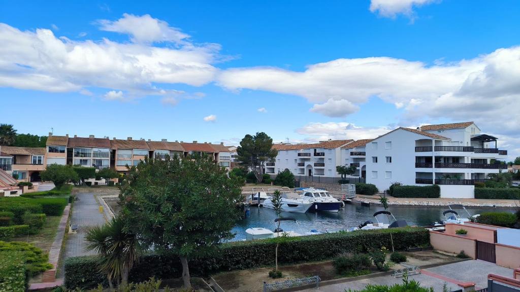 une vue d'une marina avec des bateaux dans l'eau dans l'établissement St Cyprien la marina T2 climatise, à Saint Cyprien Plage