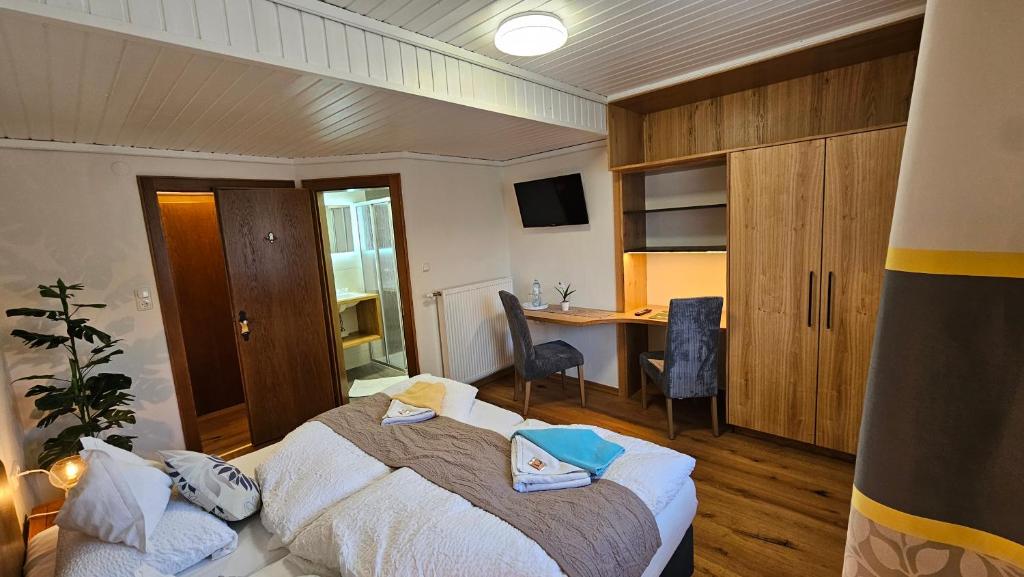 Postel nebo postele na pokoji v ubytování Gästehaus Bärwald