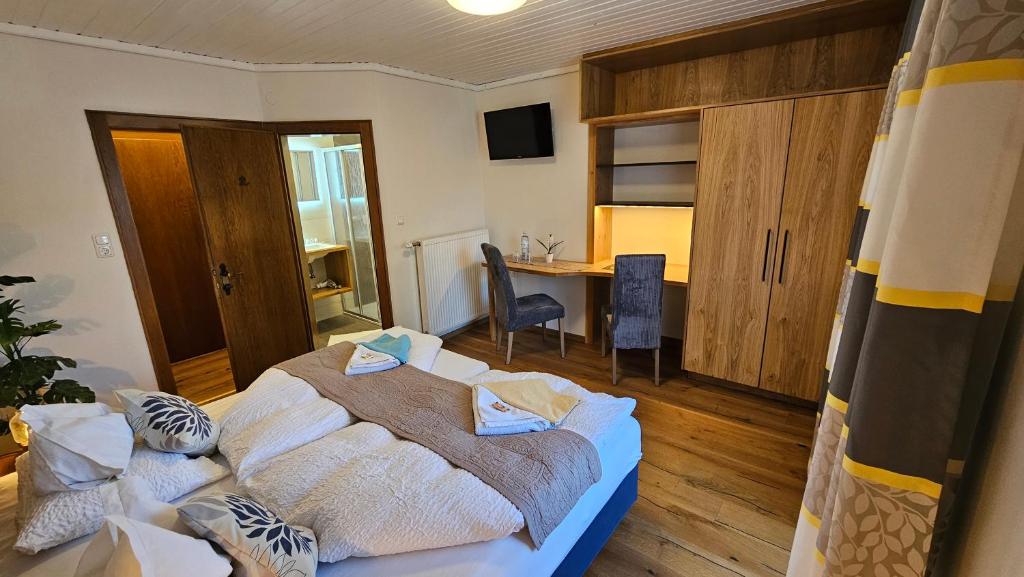 Postel nebo postele na pokoji v ubytování Gästehaus Bärwald