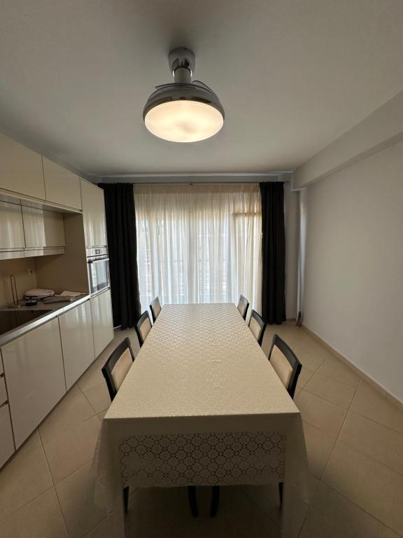 テッサロニキにあるREM Apartmentsのキッチン付きの客室で、テーブルと椅子が備わります。