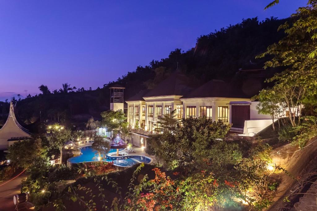 een luchtzicht op een resort 's nachts bij Jambuluwuk Convention Hall & Resort Batu in Batu