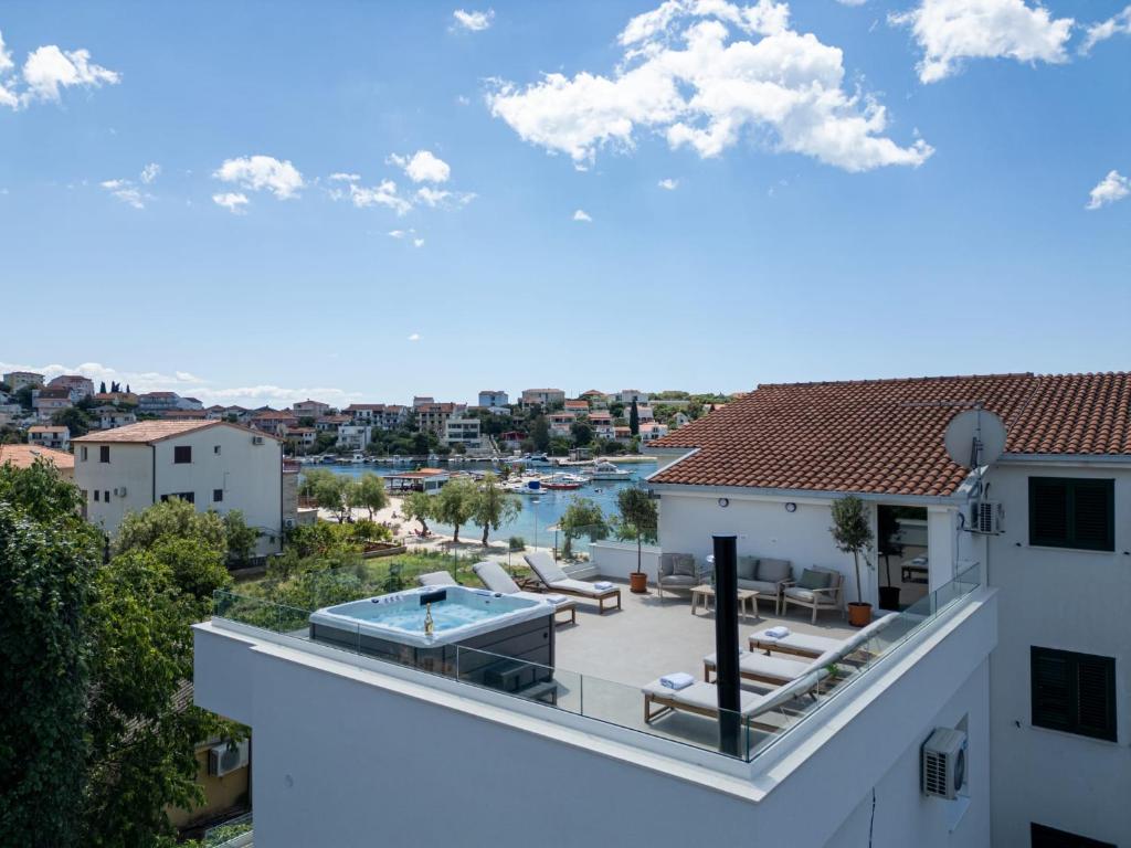 Bazén v ubytování Villa Rozana - Beachfront Wellness Retreat nebo v jeho okolí