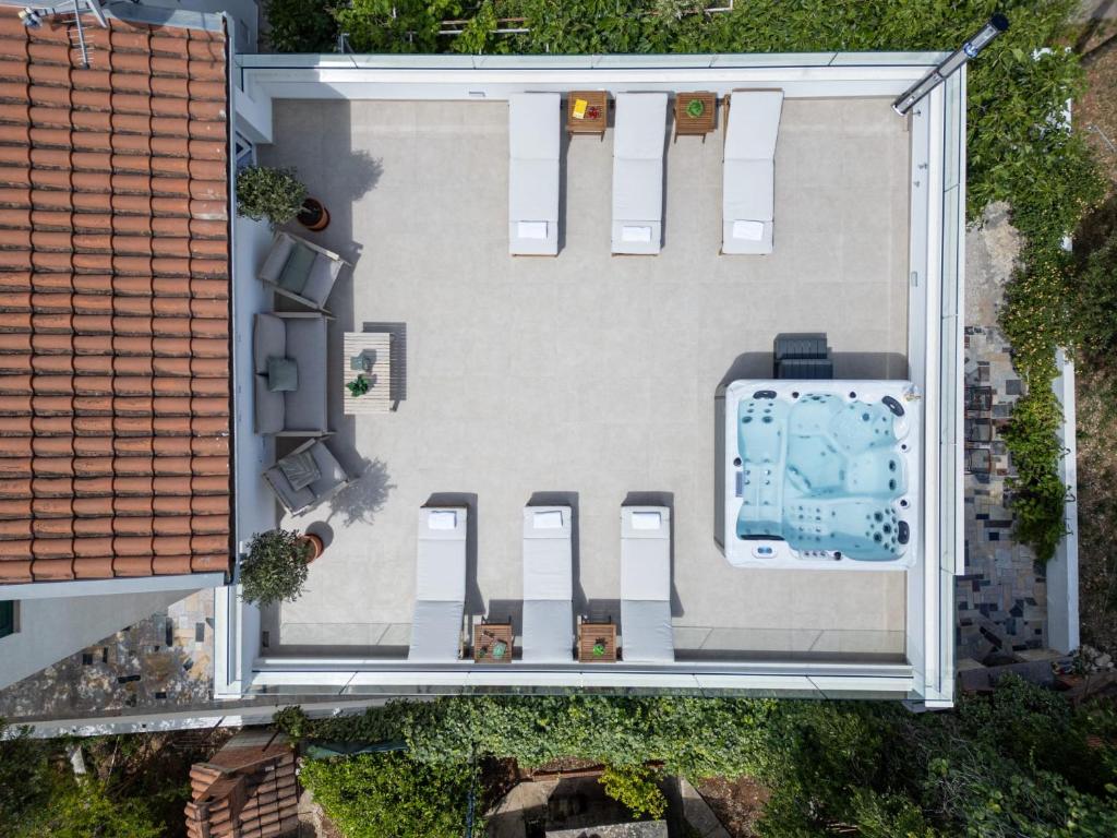 Bazén v ubytování Villa Rozana - Beachfront Wellness Retreat nebo v jeho okolí
