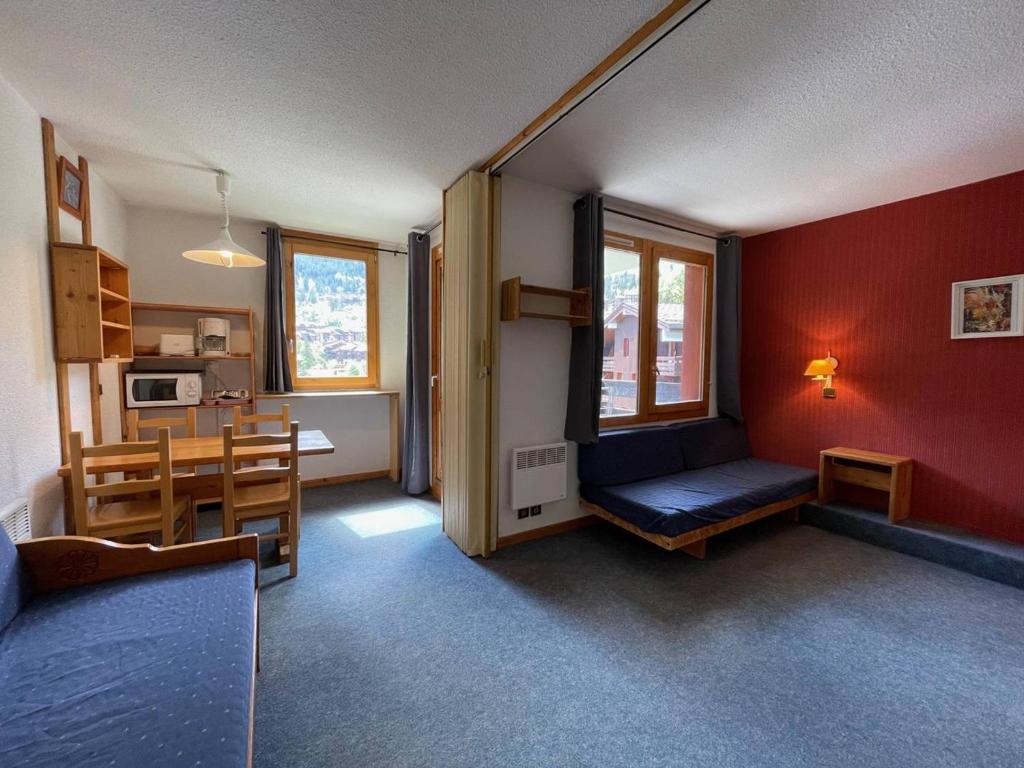 un salon avec un canapé et une salle à manger dans l'établissement Studio confortable, proche pistes, animaux admis - FR-1-356-525, à Valmorel