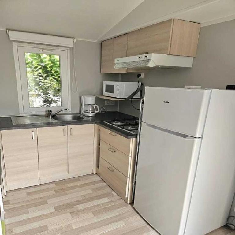 Kuchyň nebo kuchyňský kout v ubytování Camping de Charlieu - Mobile home