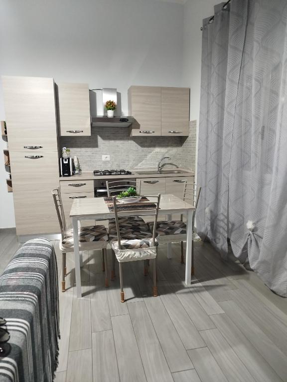 Kuchyň nebo kuchyňský kout v ubytování CAMARDA HOME
