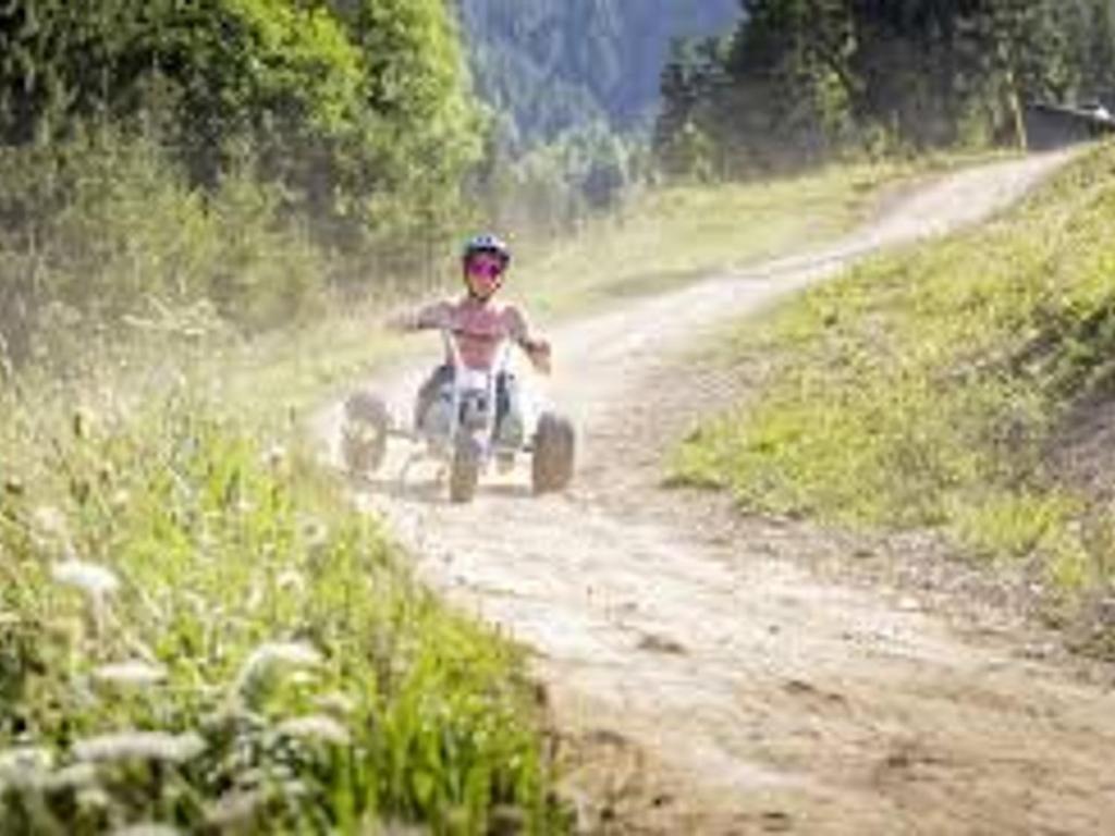 Goście zatrzymujący się w obiekcie Studio chaleureux proche des pistes avec piscine et parking - FR-1-573-89